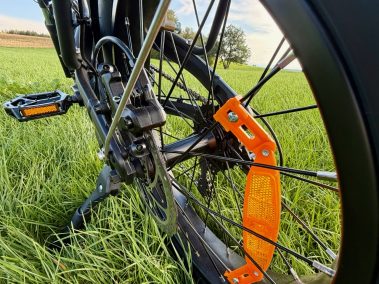 Scheibenbremse am Hinterrad des ENGWE L20 3.0 Pro mit Pedal und orangem Speichenreflektor