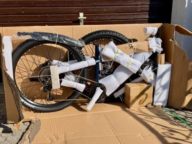 Vakole EMT29 12S im Lieferkarton mit Vorderrad und Zubehör beim Auspacken