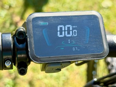 Display und Cockpit des Vakole EMT29 12S im Fahrtest