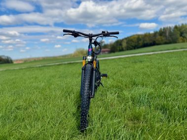 Vakole EMT29 12S E-MTB auf dem Feldweg im Praxistest