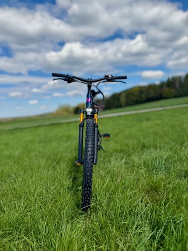Vakole EMT29 12S beim Trail-Test im Grünen