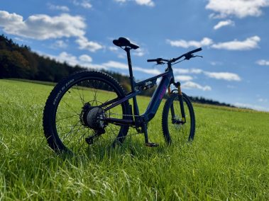 Vakole EMT29 12S vor Feld- und Waldkulisse im Test