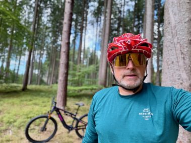 Vakole EMT29 12S E-MTB in der Abendsonne im Feld