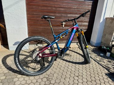 Fertig aufgebautes Vakole EMT29 12S E-MTB in der Einfahrt, Seitenansicht