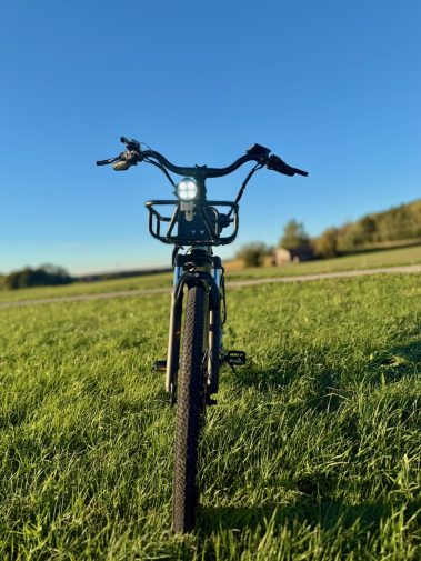 Velopro C1 Pro E-Bike Test – Seitenansicht des Rads in der Abendsonne