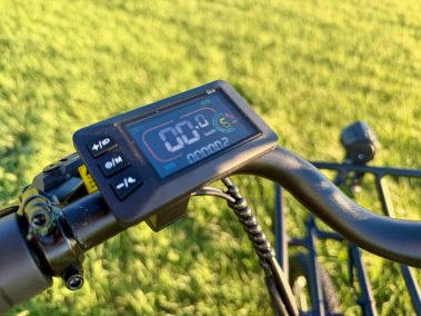 Velopro C1 Pro E-Bike Test – Nahaufnahme Display bei der ersten Ausfahrt im Feld