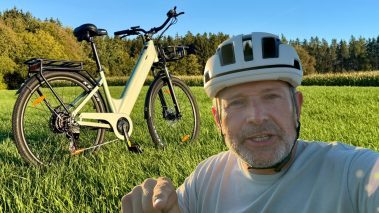 Velopro C1 Pro E-Bike Test – Titelbild mit Heiko und dem Tiefeinsteiger-Rad im Feld