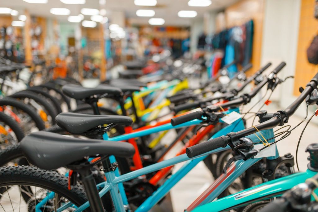 Reihe bunter Fahrräder im Laden mit großer Auswahl für Black Friday Deals