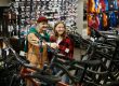 Paar lässt sich im Radladen vor dem E-Bike-Kauf zum Black Friday beraten