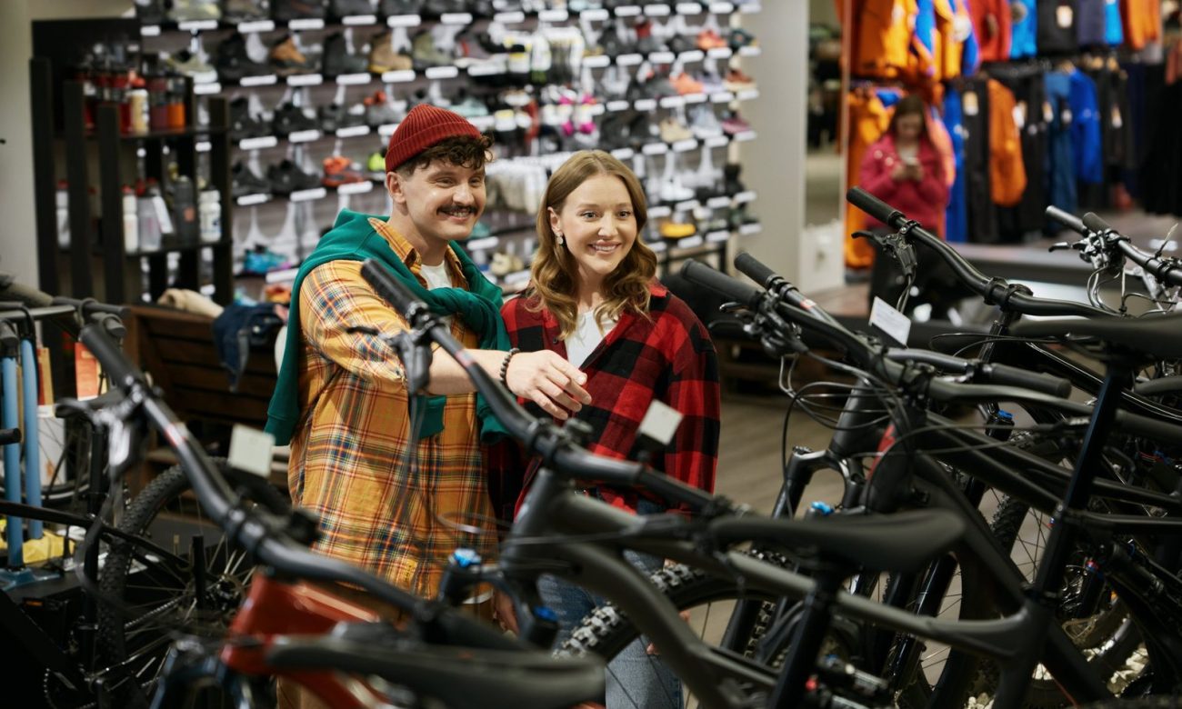 Paar lässt sich im Radladen vor dem E-Bike-Kauf zum Black Friday beraten