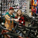 Paar lässt sich im Radladen vor dem E-Bike-Kauf zum Black Friday beraten